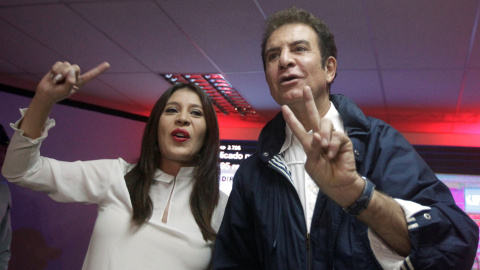 Salvador Nasralla, candidato de la Alianza Opositora contra la Dictadura, con su esposa Iroshka Elvir, declarándose vencedor de las elecciones presienciales en Honduras. REUTERS/Jorge Cabrera