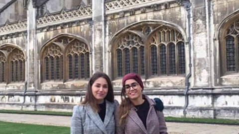 Bárbara posando con su hermana