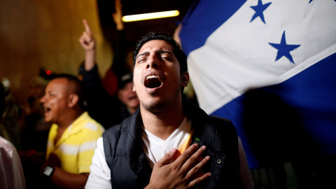 Un seguidor de Salvador Nasralla, candidato de la Alianza de Oposición contra la Dictadura, canta el himno nacional en un acto del partido durante el recuento de los votos en las elecciones presidenciales de Honduras. REUTERS/Edgard Garrido