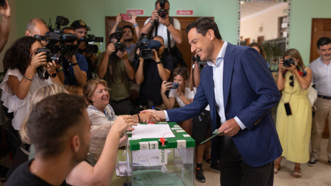 (19/06/2022) Juanma Moreno en el colegio electoral emitiendo su voto.