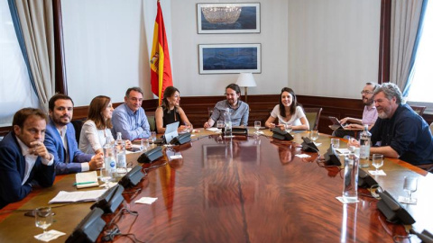 El secretario general de Podemos, Pablo Iglesias, junto a otros dirigentes de Podemos de las confluencias y de Izquierda Unida, durante la reunión de la mesa política Confederal para las negociaciones de Gobierno, este viernes en Madrid. EF