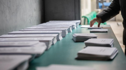 Papeletas en un colegio electoral