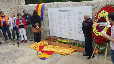 Placa en recuerdo de los fusilados en el cementerio de Colmenar Viejo. IU Madrid