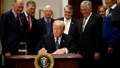 Donald Trump en la firma de la directiva que ordena a la NASA iniciar un programa de exploración espacial para enviar astronautas a la Luna y eventualmente a Marte. REUTERS/Carlos Barria