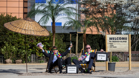 Activistas en una protesta contra los paraísos fiscales en Buselas, delante de la sede de la Comisión Europea. REUTERS