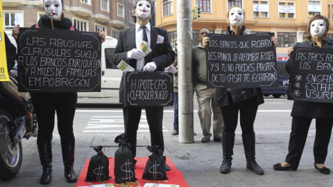 Afectados por las claúsulas suelo durante una protesta organizada por Adicae. EFE