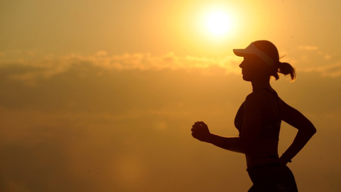 16/06/2022. Una mujer sale a correr a la hora del atardecer, a 3 de enero de 2017.