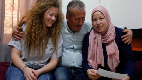 Tamimi se reencuentra con su familia después de su paso por una prisión israelí | Foto: REUTERS