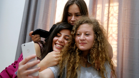 La joven palestina se fotografía con sus amigas después de ocho meses sin poderlas ver | Foto: REUTERS