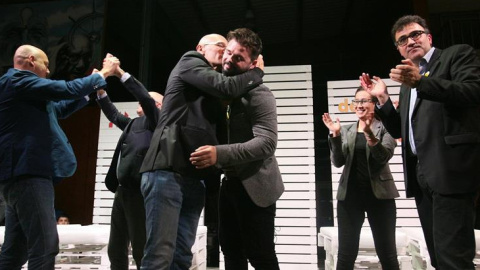 El conseller cessat Raül Romeva s'abraça el diputat d'ERC al Congrés Gabriel Rufián en un acte a Sant Carles de la Ràpita aquest dilluns. /EFE Jaume Sellart.