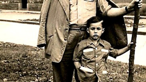 Antón junto a su padre en 1953, en la barriada de Lada