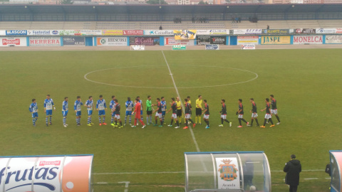 Jugadores en el terreno de juego del Arandina CF en un partido contra el Celta 'B'. / @Arandina_VAVEL