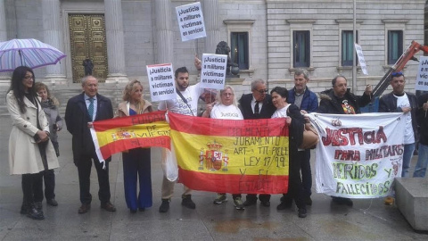 Un grupo de militares y familiares de éstos, con el apoyo de PSOE, Podemos e IU, se ha concentrado frente al Congreso para exigir justicia para los miembros de las Fuerzas Armadadas que han fallecido o han resultado heridos. EUROPA PRESS