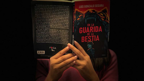 Portada del libro 'En la guarida de la bestia'. PÚBLICO