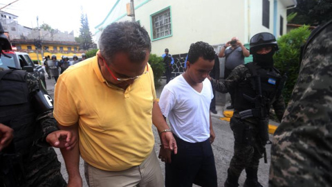 Policías militares custodian a dos de los sospechosos por el asesinato de Berta Cáceres, Sergio Rodríguez Orellana y Edilson Duarte, el pasado 6 de mayo en los juzgados de Tegucigalpa, Honduras. EFE/Gustavo Amador