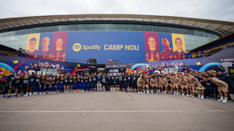 Foto de família a l'esplanada del Camp Nou, abans de l'inici de la rua