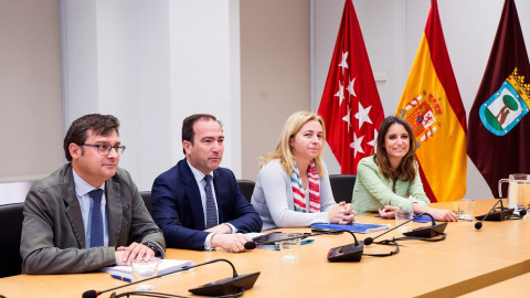 07/06/2019.- La número dos del Partido Popular Andrea Levy (d), junto al resto del equipo negociador del PP con Ciudadanos, arrancan formalmente este viernes las negociaciones para el Ayuntamiento de Madrid. / EFE - Luca Piergiovanni