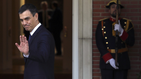 El presidente del Gobierno, Pedro Sánchez, en la entada del Palacio de la Moncloa . EFE/Ballesteros