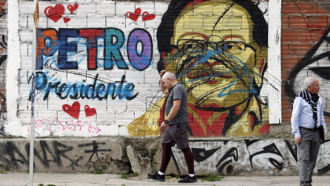 Un hombre pasa frente a un grafiti del candidato presidencial Gustavo Petro en Bogotá, a 16 de junio de 2022.