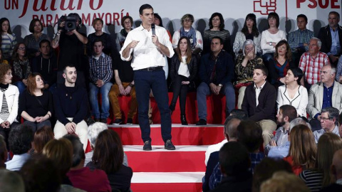 El secretario general del PSOE, Pedro Sánchez, durante un acto de precampaña en la localidad navarra de Azagra. - EFE