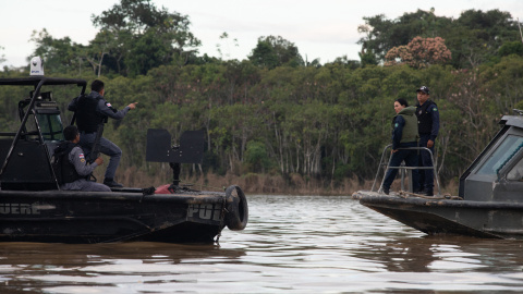 17/06/2022 - Agentes del equipo de búsqueda se dirigen al lugar donde estarían enterrados los cuerpos de Pereira y Phillips en Atalaia do Norte, estado de Amazonas (Brasil), el 15 de junio de 2022.