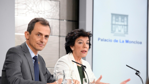 La ministra Portavoz Isabel Celaá, con el titular de Ciencia, Innovación y Universidades, Pedro Duque, durante la rueda de prensa celebrada tras la reunión del Consejo de Ministros en el Palacio de la Moncloa. EFE/Victor Lerena