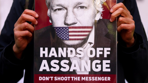 20/04/2022 Una persona sujeta una pancarta en apoyo a Julian Assange en las afueras de la Corte de Westminster, en una imagen de archivo tomada en Londres