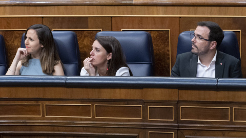 La ministra de Derechos Sociales y Agenda 2030 y secretaria general de Podemos, Ione Belarra; la ministra de Igualdad, Irene Montero y el ministro de Consumo, Alberto Grazón, durante una sesión plenaria, en el Congreso de los Diputados, a 9