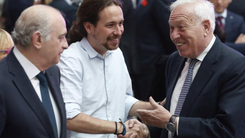 El líder de podemos, Pablo iglesias, entre los ministros en funciones de Asuntos Exteriores, José Manuel García-Margallo, y de Interior, Jorge Fernández Díaz. - EFE