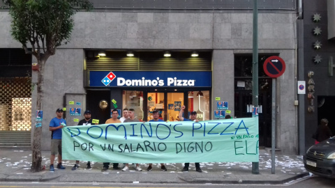 Movilización realizada frente a uno de los establecimientos de Domino's Pizza en Bizkaia. SINDICATO ELA