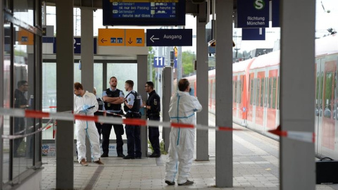 Investigadores forenses inspeccionan un vagón de tren en la estación de Grafing cerca de Múnich donde un hombre ha atacado con un cuchillo a cuatro personas, matando a una de ellas. EFE