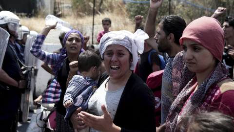 Refugiados y migrantes del campo de Moria protestan por las condiciones de vida del campo de refugiados, en la isla de Lesbos. Reuters