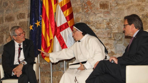 Sor Lucía Caram con Xavier Trias y Artur Mas, este miércoles./ EFE