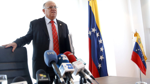 El embajador de Venezuela en Madrid, Mario Isea, durante la rueda de prensa en Madrid. EFE