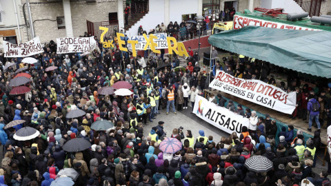 Los manifestantes congregados en el centro de Altsasu / EFE