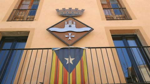 Una bandera "estelada" colgada en el Ayuntamiento de Miravet a pesar de la prohibición de la junta electoral./ EFE