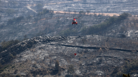 17/06/2022 - Un helicòpter sobrevola el municipi d'Alòs de Balaguer, a la Noguera.