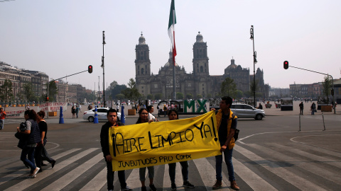 Un grupo de jóvenes porta una pancarta para exigir "aire limpio".