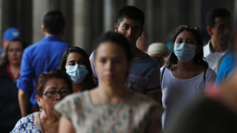 Los ciudadanos usan mascarillas para evitar respirar el aire contaminado.