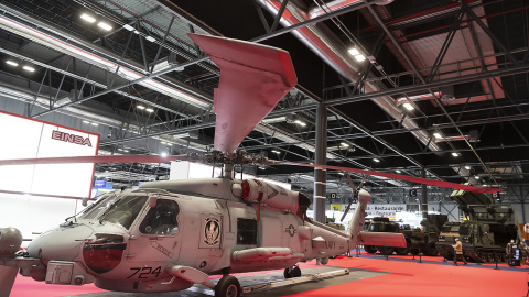 Un helicóptero militar en la exposición de la Feria Internacional de Seguridad y Defensa celebrada en Madrid en 2021.