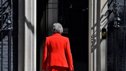 La primera ministra británica, Theresa May, se dirige a su residencia oficial en Downing Street tras presentar su dimisión