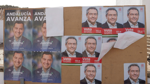 Carteles electorales en Cumbres de Enmedio (Huelva).