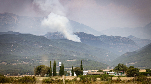 17/06/2022 - Una columna de fum de l'incendi de Lladurs, al Solsonès.