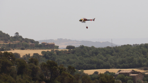 18/06/2022 - Un helicòpter va a carregar aigua aquest dissabte a la zona de l'incendi d'Artesa de Segre.