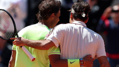 Rafael Nadal y Roger Federer a la conclusión de su partido en Roland Garros. (SRDJAN SUKI | EFE)