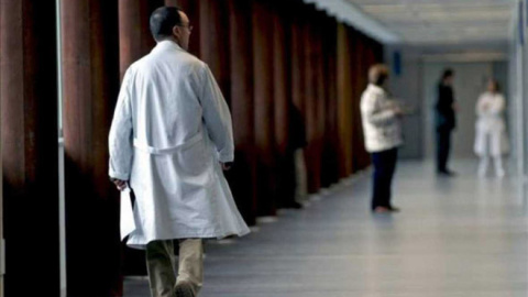 Un médico recorre el pasillo de un hospital. EFE