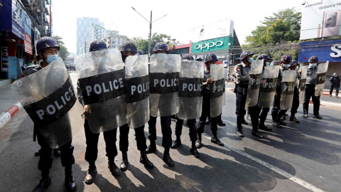 06/02/2021. Una línea de antidisturbios bloquea una carretera durante las protestas en Rangún, Myanmar. - EFE