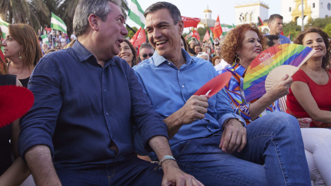 El presidente del Gobierno de España, Pedro Sánchez, (d) con un abanico para combatí el calor, junto al candidato del PSOE a la presidencia de la Junta de Andalucía, Juan Espadas