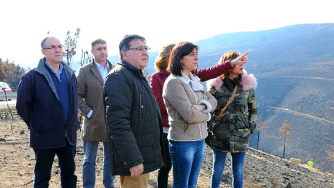 La conselleira de Medio Rural visitando los trabajos anti erosión en Carballeda de Avia el mes pasado. /Xunta de Galicia