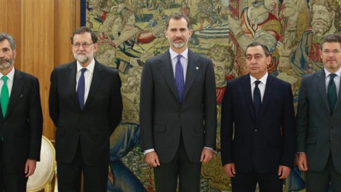 El nuevo fiscal general del Estado, Julián Sánchez Melgar (2d), posa junto al rey Felipe VI; el ministro de Justicia, Rafael Catalá (d); el presidente del Gobierno, Mariano Rajoy (2i), y el presidente del Consejo General del Poder Judicial 